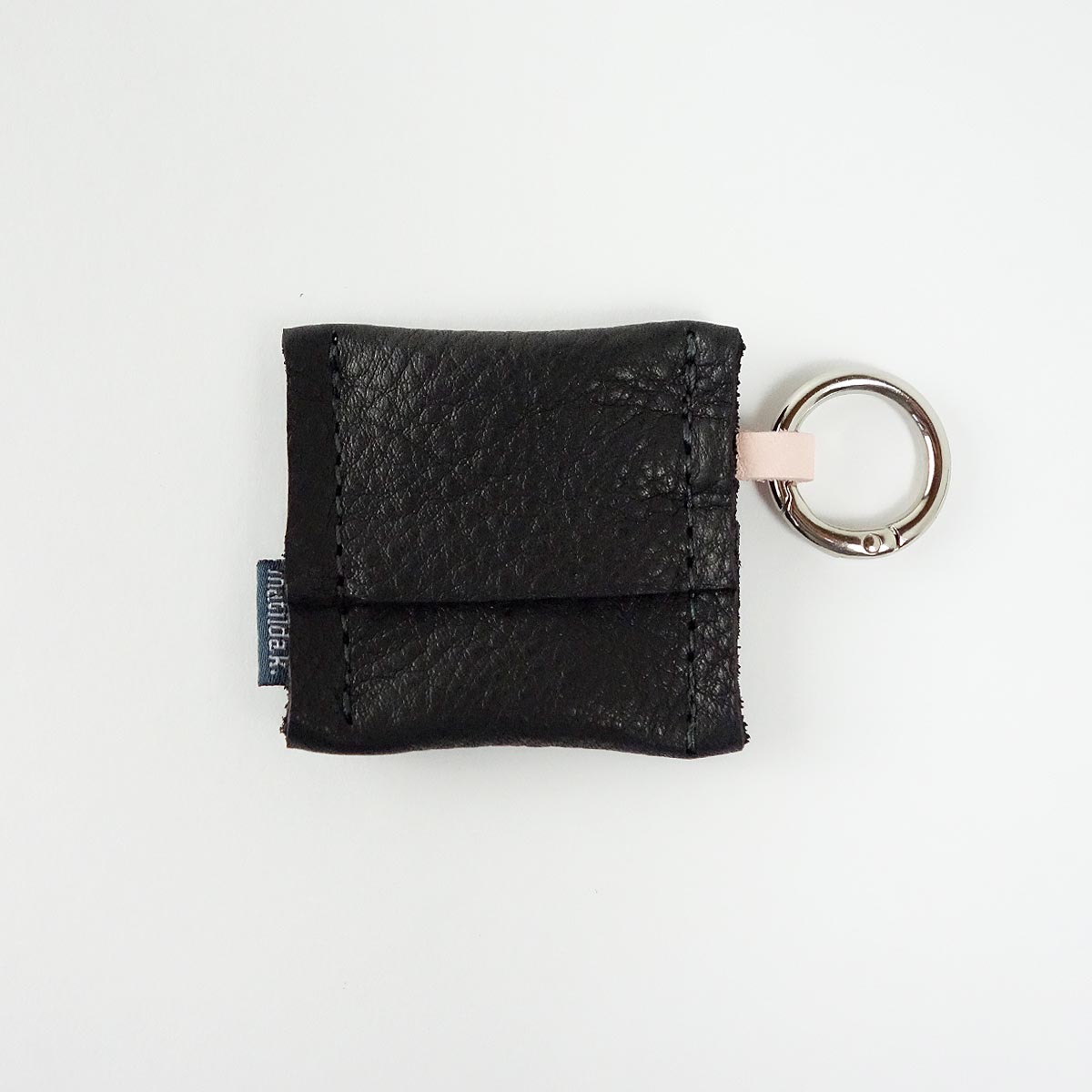 Airtag Schluesselanhaenger Aus Leder Minimalistisch Schwarz Rosa