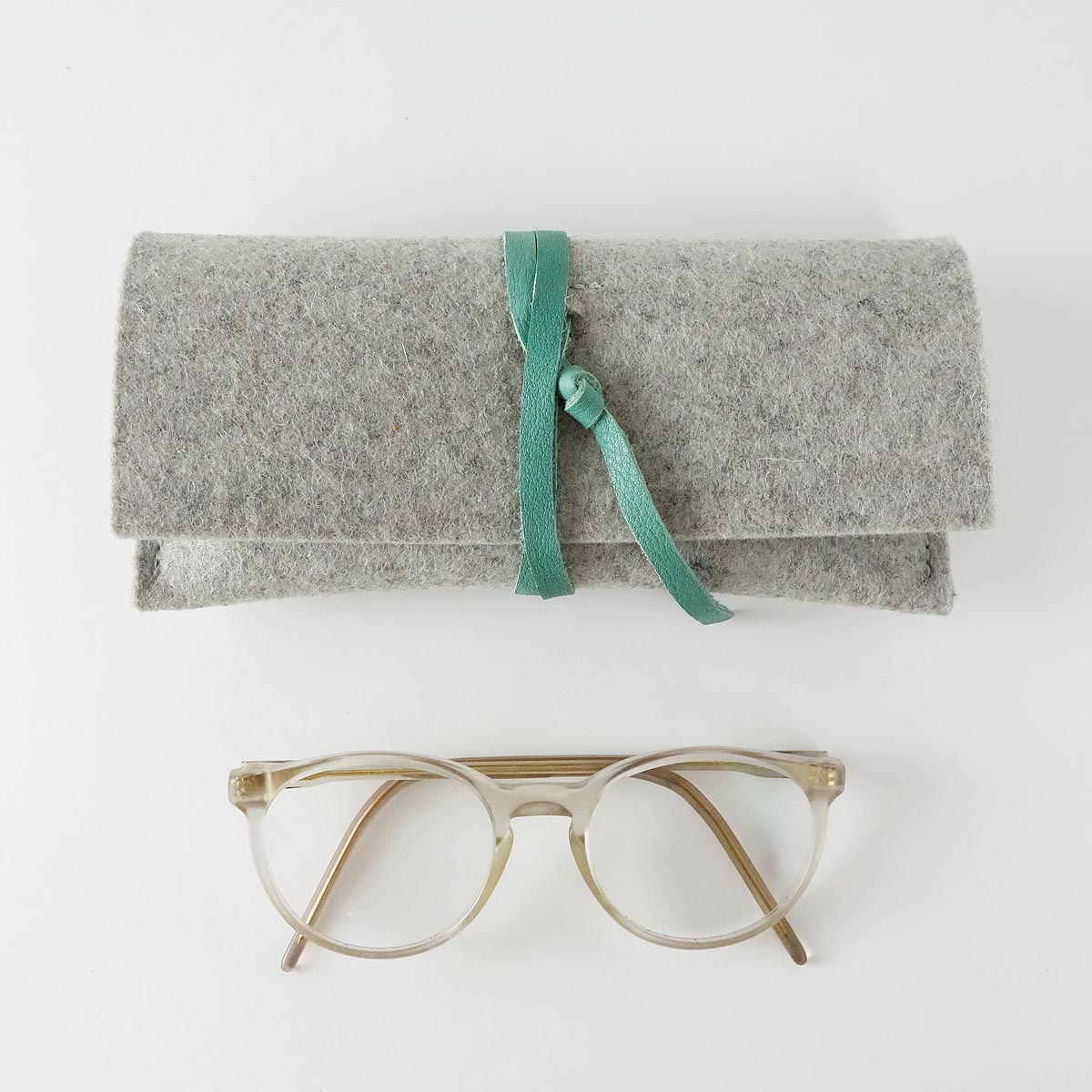 Brillenetui Aus Filz Helllgrau Lederband Distel Matilda K 01 brillenetui-aus-filz-helllgrau-lederband-distel-matilda-k