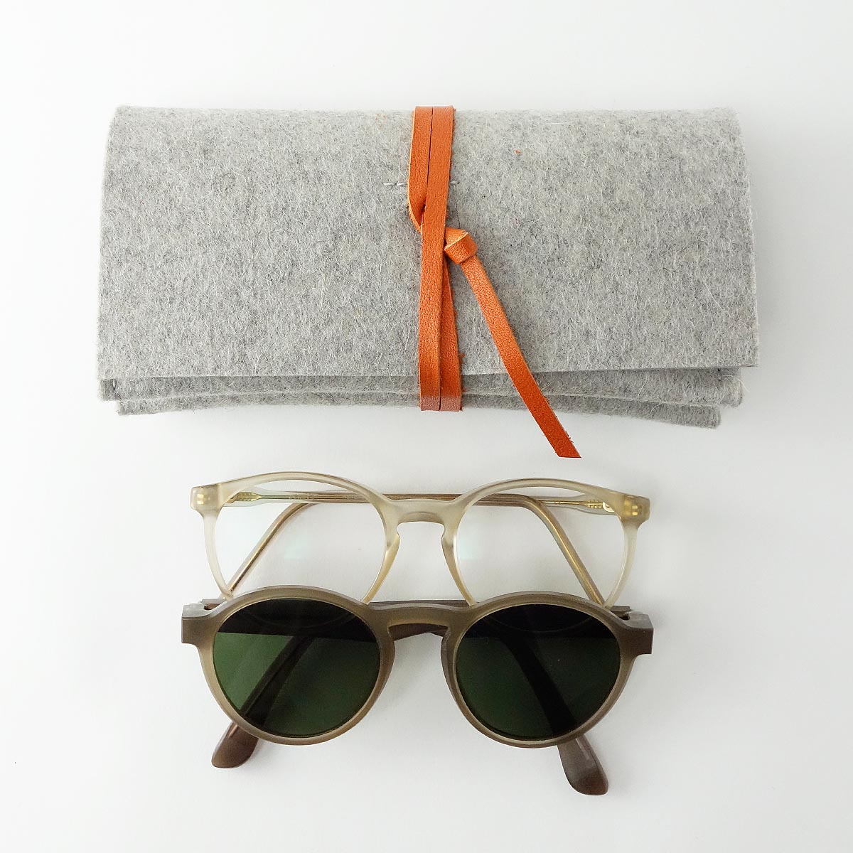 Brillenetui Aus Wollfilz Fuer 2 Brillen Hellgrau Orange Matilda K 1 Brillenetui Fuer 2 Brillen Aus Wollfilz hellgrau und Verschlussband aus Leder orange