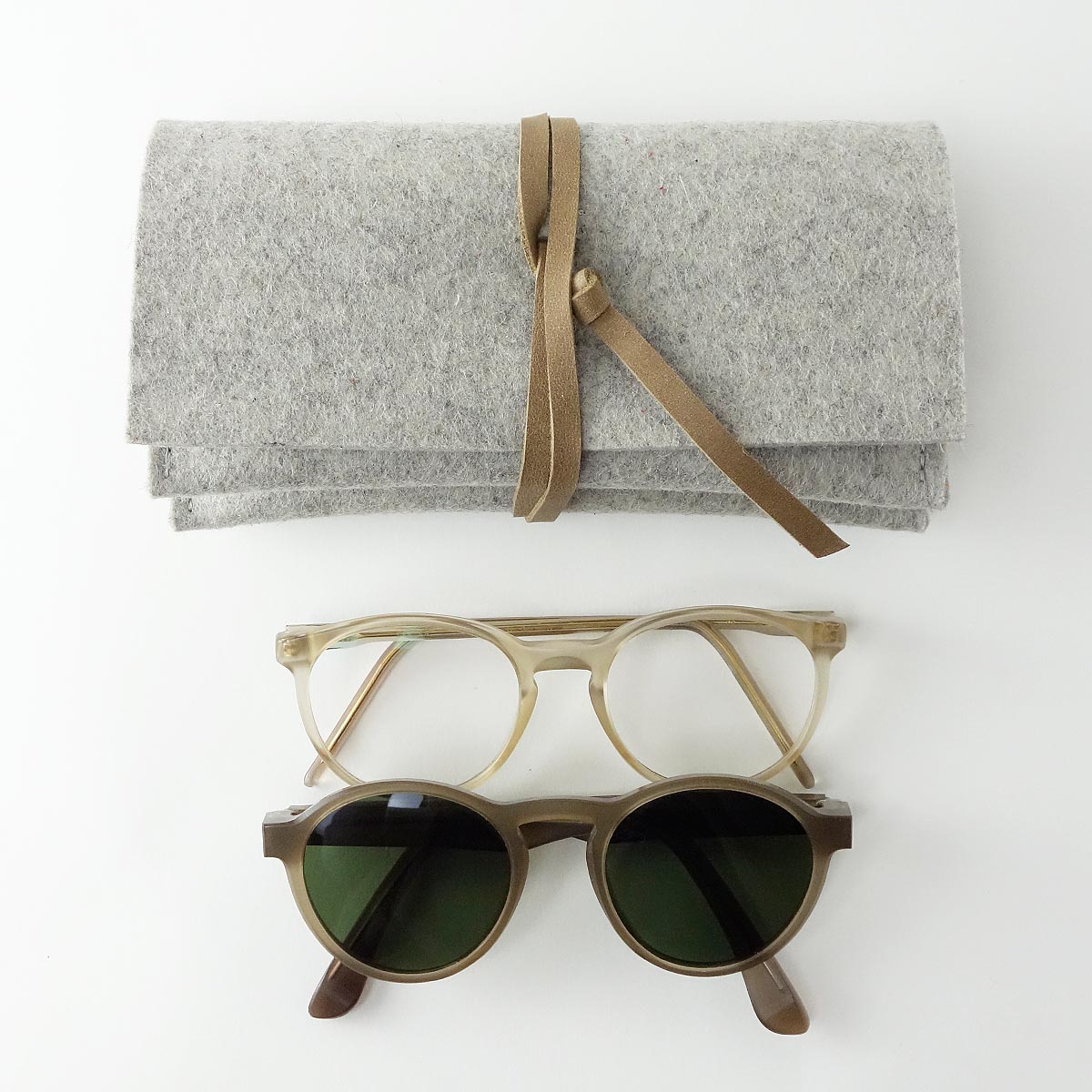 Brillenetui Aus Wollfilz Fuer 2 Brillen Helllgrau Braun Bunny Matilda K 1 Brillenetui Fuer 2 Brillen Aus Wollfilz hellgrau und Verschlussband aus Leder braun