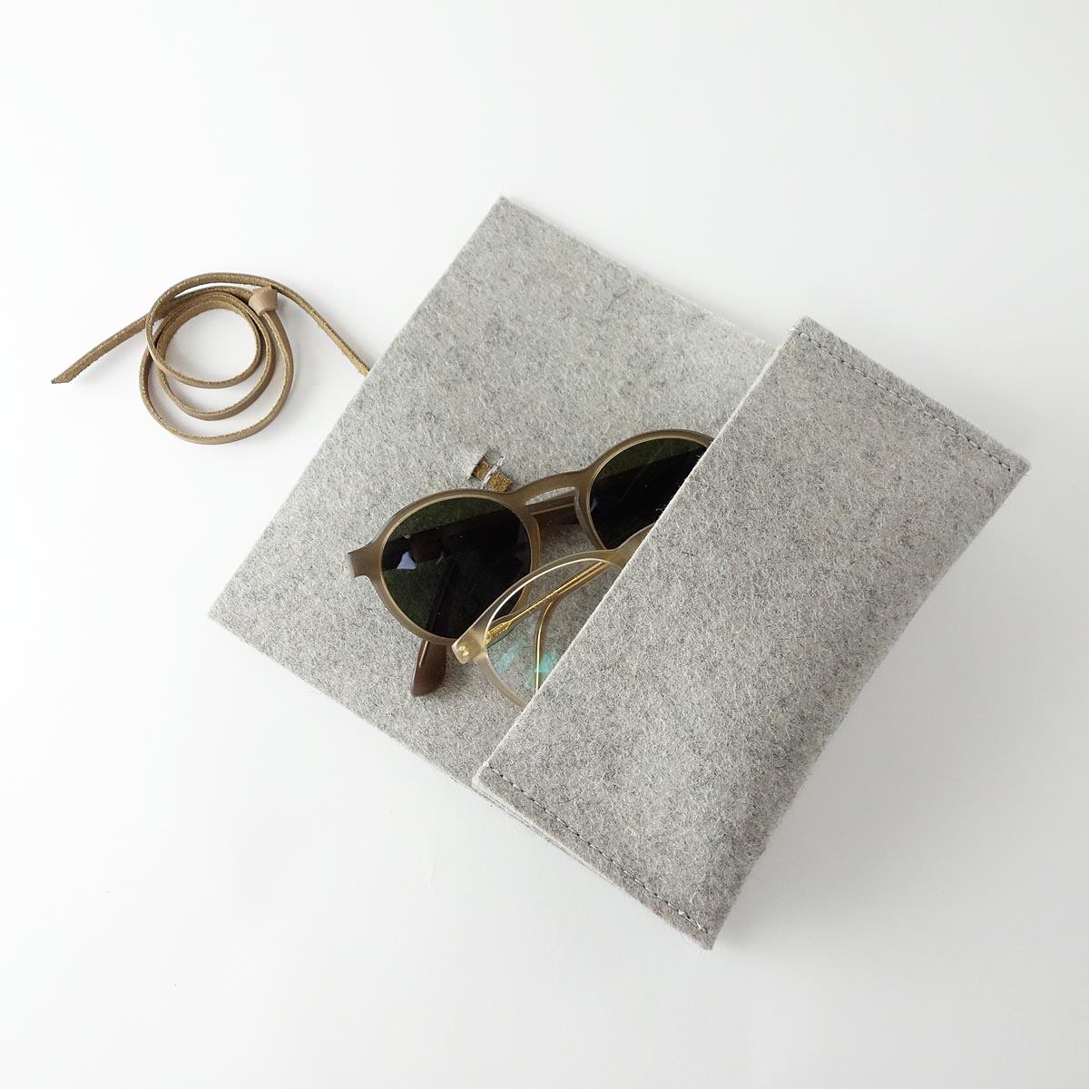 Brillenetui Aus Wollfilz Fuer 2 Brillen Helllgrau Braun Bunny Matilda K 3 Brillenetui Fuer 2 Brillen Aus Wollfilz hellgrau und Verschlussband aus Leder braun