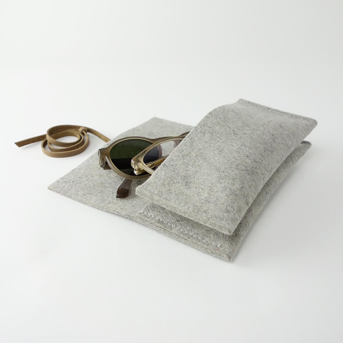 Brillenetui Aus Wollfilz Fuer 2 Brillen Helllgrau Braun Bunny Matilda K 4 Brillenetui Fuer 2 Brillen Aus Wollfilz hellgrau und Verschlussband aus Leder braun
