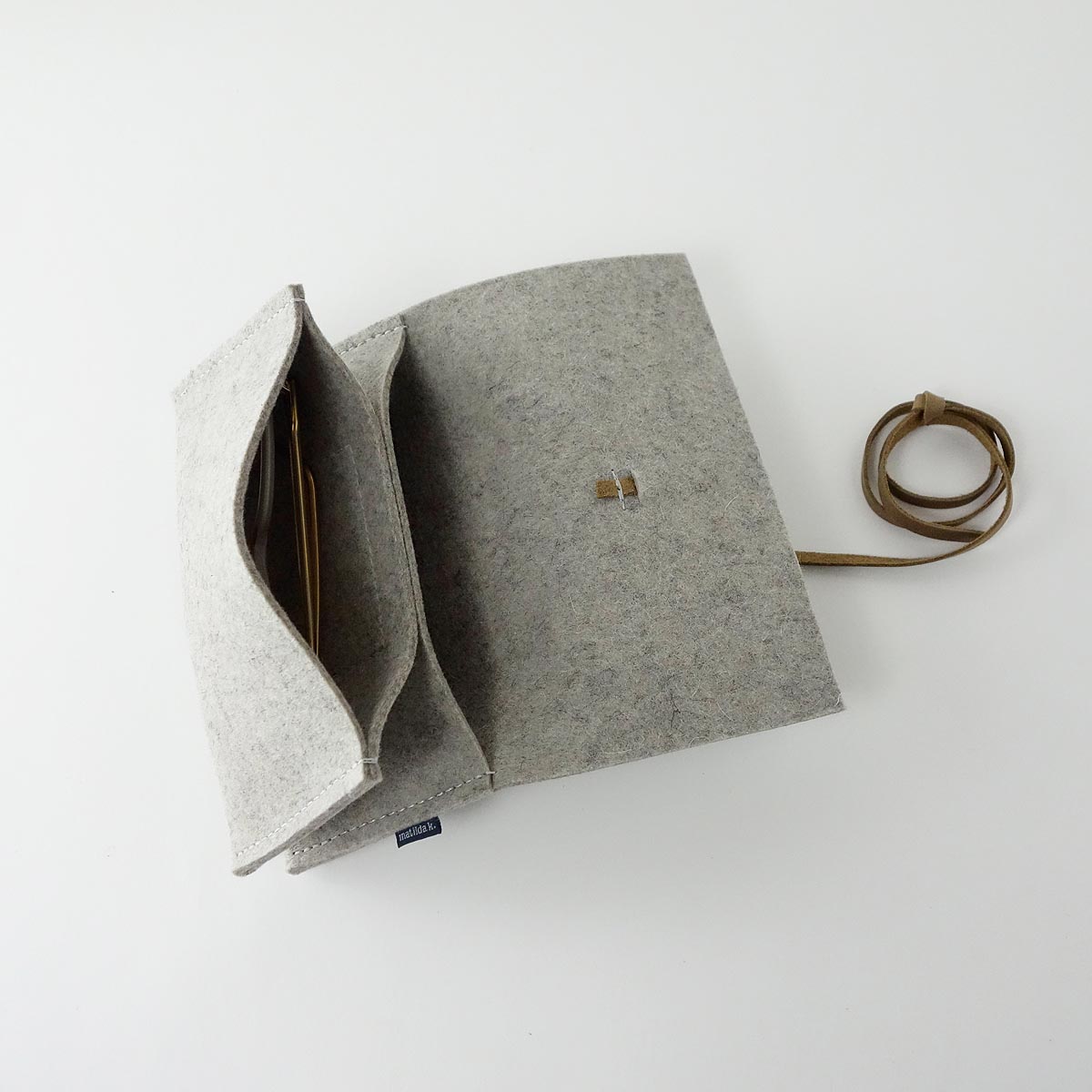 Brillenetui Aus Wollfilz Fuer 2 Brillen Helllgrau Braun Bunny Matilda K 6 Brillenetui Fuer 2 Brillen Aus Wollfilz hellgrau und Verschlussband aus Leder braun