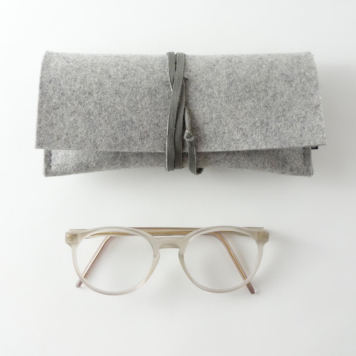 Brillenetui Aus Wollfilz Hellgrau Mit Lederband Grau Matilda K 1 brillenetui-aus-wollfilz-hellgrau-mit-lederband-grau-matilda-k