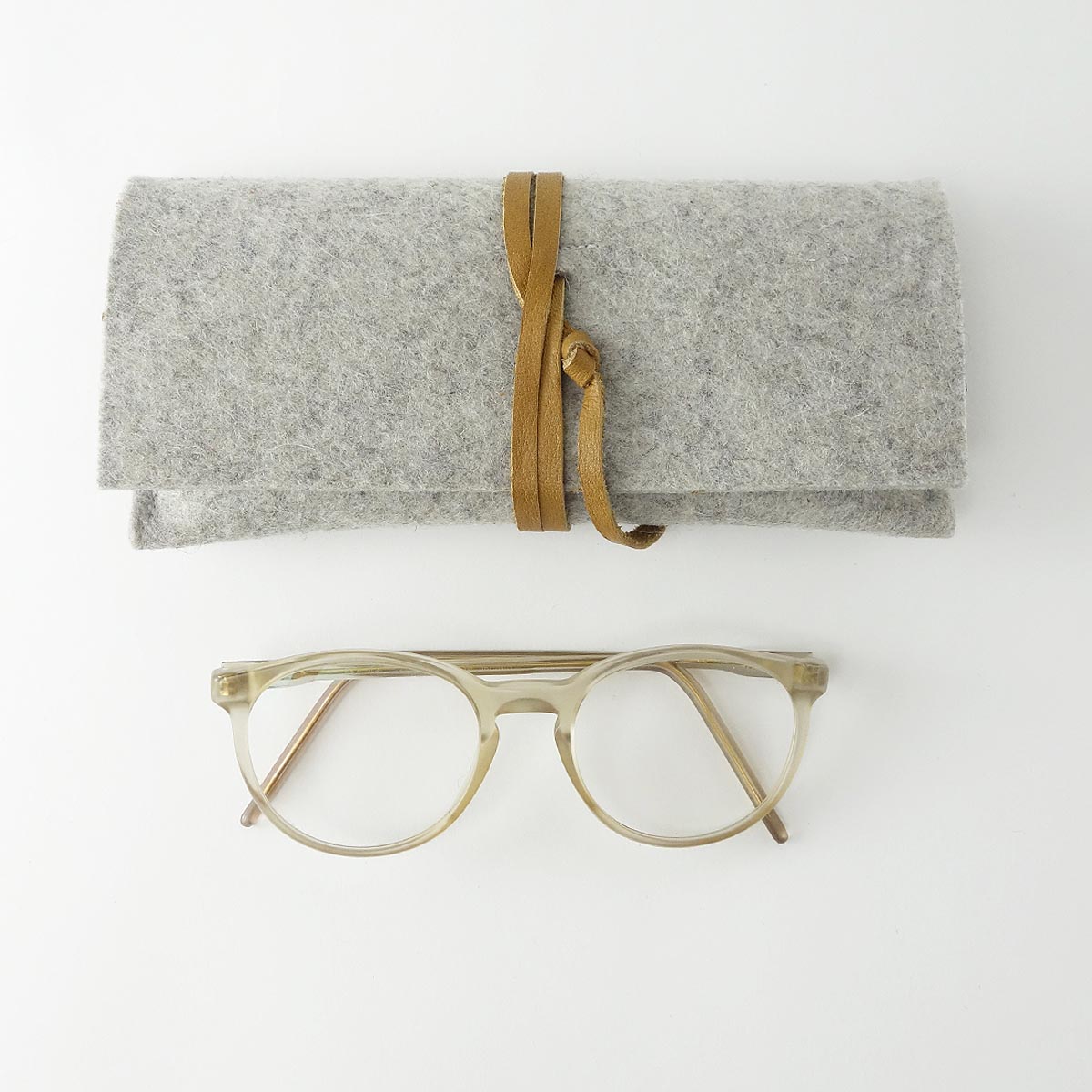 Brillenetui Aus Wollfilz Hellgrau Mit Lederband Hellbraun Matilda K 1 brillenetui-aus-wollfilz-hellgrau-mit-lederband-hellbraun-matilda-k