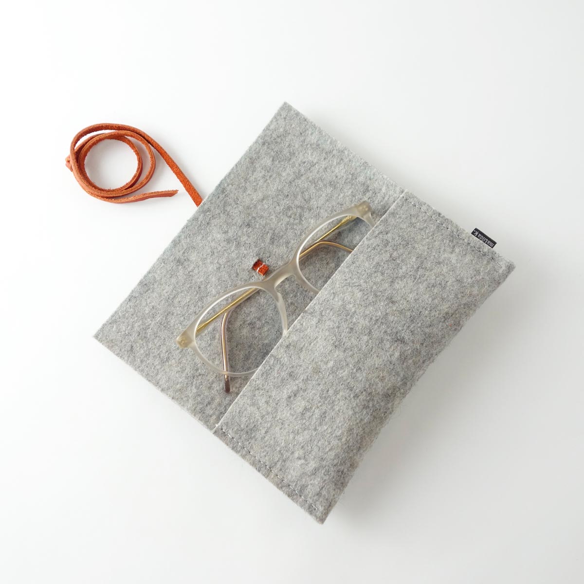 Brillenetui Aus Wollfilz Hellgrau Mit Lederband Orange Matilda K 2 brillenetui-aus-wollfilz-hellgrau-mit-lederband-orange-matilda-k