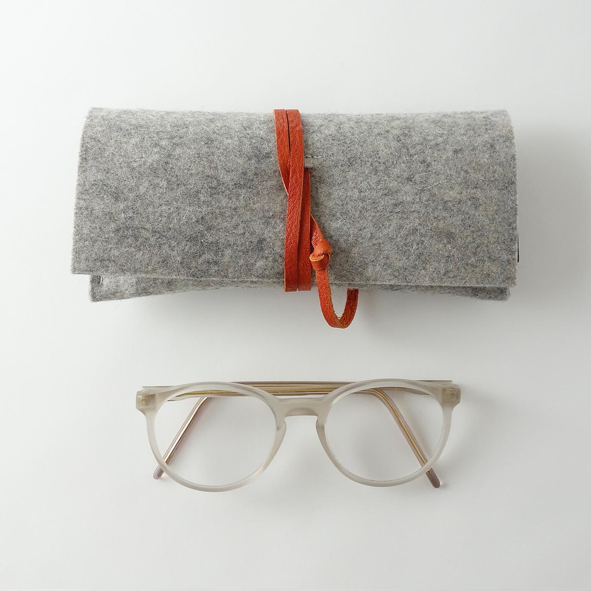 Brillenetui Aus Wollfilz Hellgrau Mit Lederband Orange Matilda K 8 brillenetui-aus-wollfilz-hellgrau-mit-lederband-orange-matilda-k