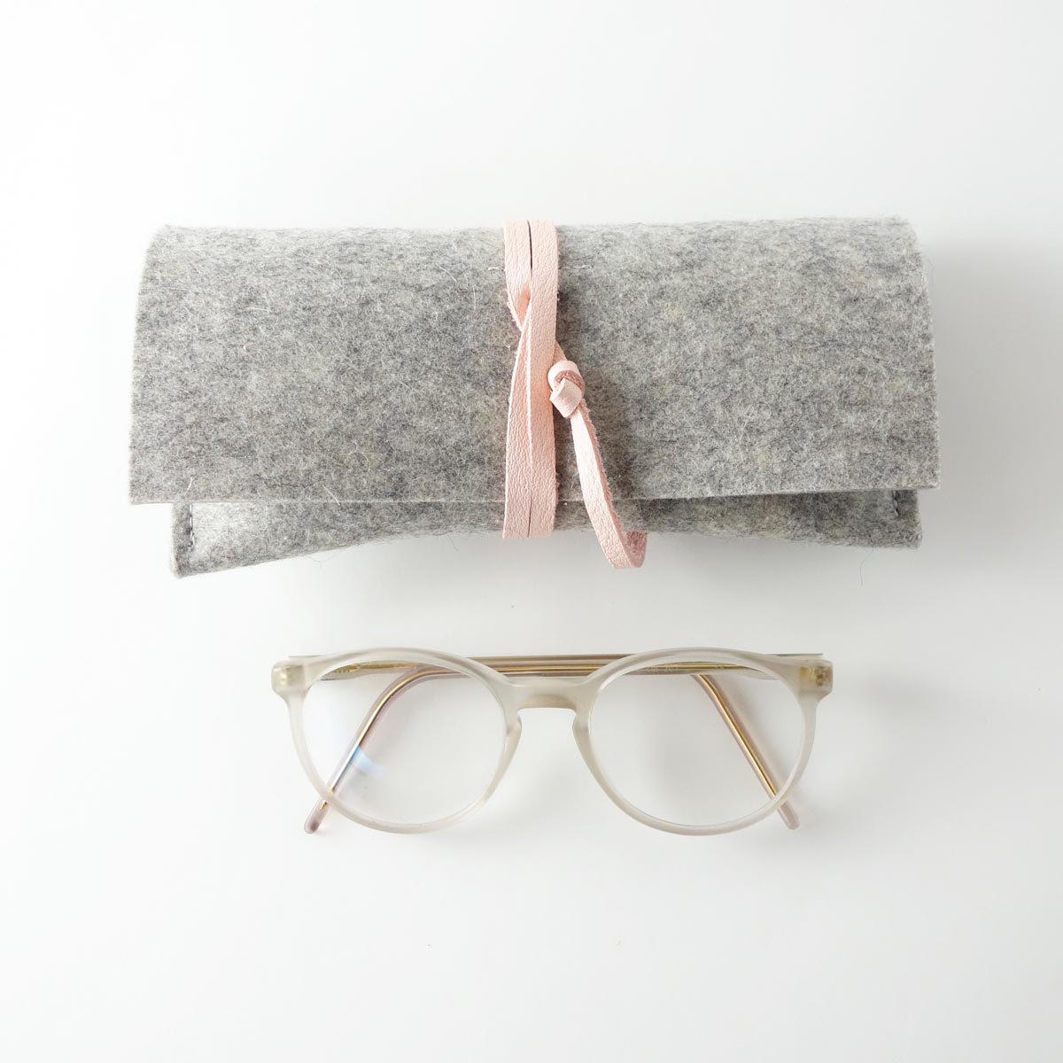 Brillenetui Aus Wollfilz Hellgrau Mit Lederband Rosa Matilda K3 brillenetui-aus-wollfilz-hellgrau-mit-lederband-rosa-matilda-k