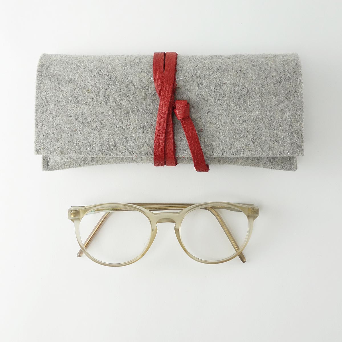 Brillenetui Aus Wollfilz Hellgrau Mit Lederband Rot Matilda K 1 brillenetui-aus-wollfilz-hellgrau-mit-lederband-rot-matilda-k