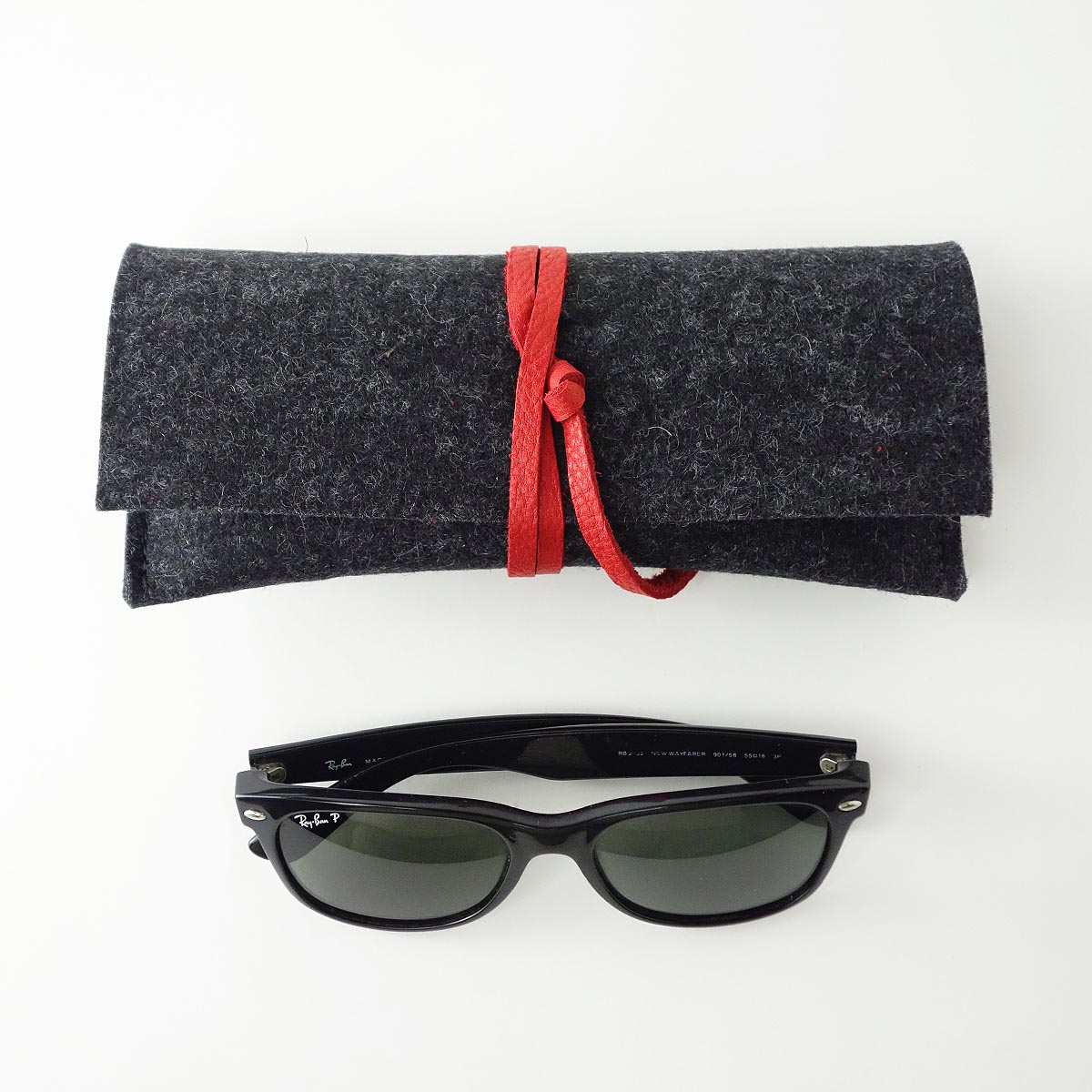 Brillenetui aus Wollfilz Anthrazit extra breit fuer grosse Brillen mit Lederband Rot