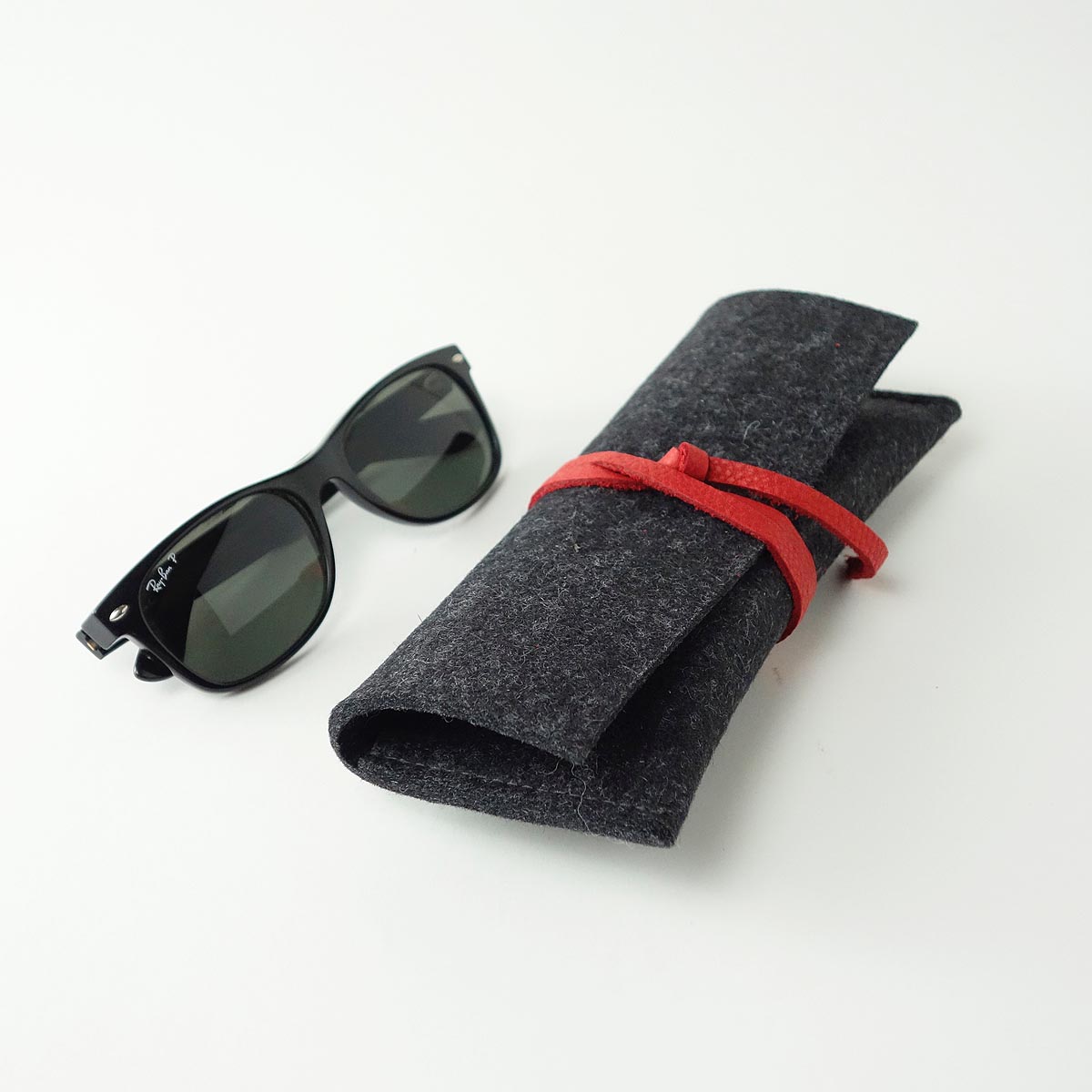 Brillenetui aus Wollfilz Anthrazit extra breit fuer grosse Brillen mit Lederband Rot