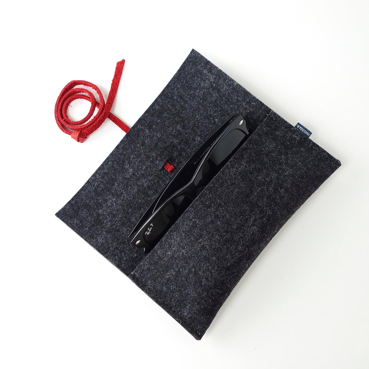Brillenetui aus Wollfilz Anthrazit extra breit fuer grosse Brillen mit Lederband Rot