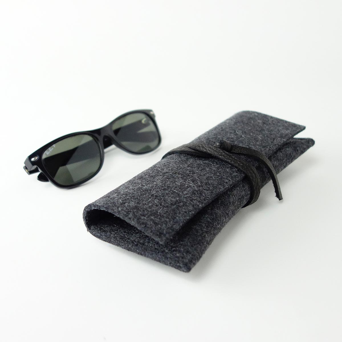 Brillenetui aus Wollfilz Anthrazit extra breit fuer grosse Brillen mit Lederband zum Verschliessen schwarz