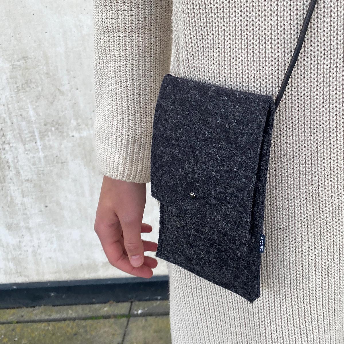 Handytasche Zum Umhaengen Aus Wollfilz Anthrazit Mit Lederband Schwarz Matilda K 10 Handytasche minimalistisch, zum Umhaengen, mit zusaetzlichem Einsteckfach, aus reinem Wollfilz Anthrazit Mit Lederband Schwarz