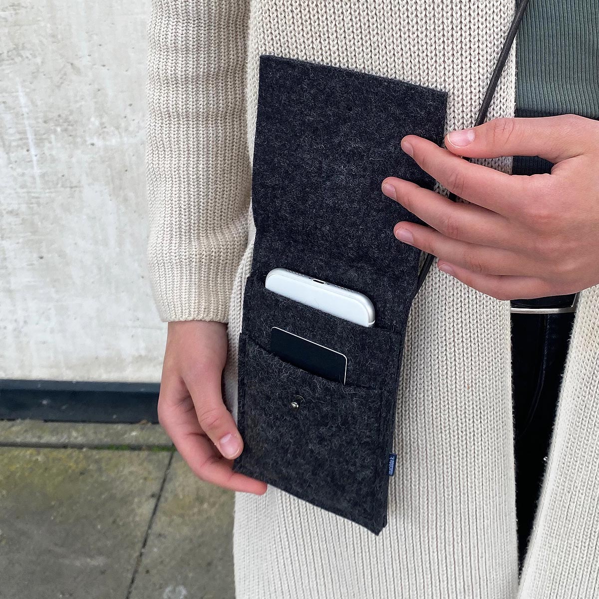Handytasche Zum Umhaengen Aus Wollfilz Anthrazit Mit Lederband Schwarz Matilda K 11 Handytasche minimalistisch, zum Umhaengen, mit zusaetzlichem Einsteckfach, aus reinem Wollfilz Anthrazit Mit Lederband Schwarz