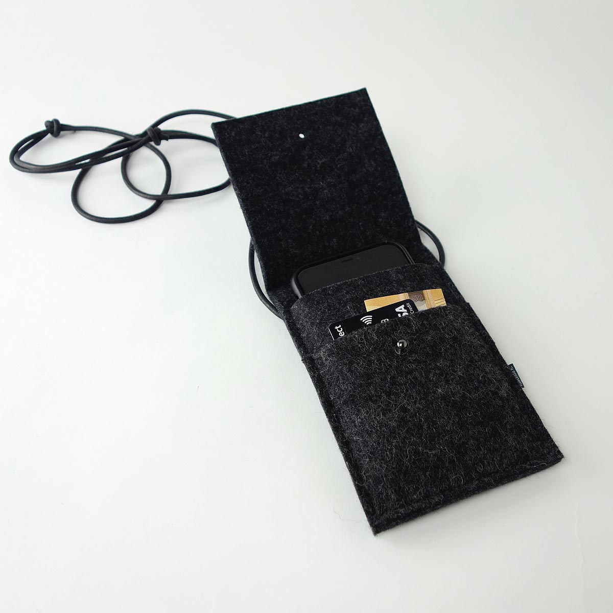 Handytasche Zum Umhaengen Aus Wollfilz Anthrazit Mit Lederband Schwarz Matilda K 2 Handytasche minimalistisch, zum Umhaengen, mit zusaetzlichem Einsteckfach, aus reinem Wollfilz Anthrazit Mit Lederband Schwarz, Verschluss mit Knopfniete