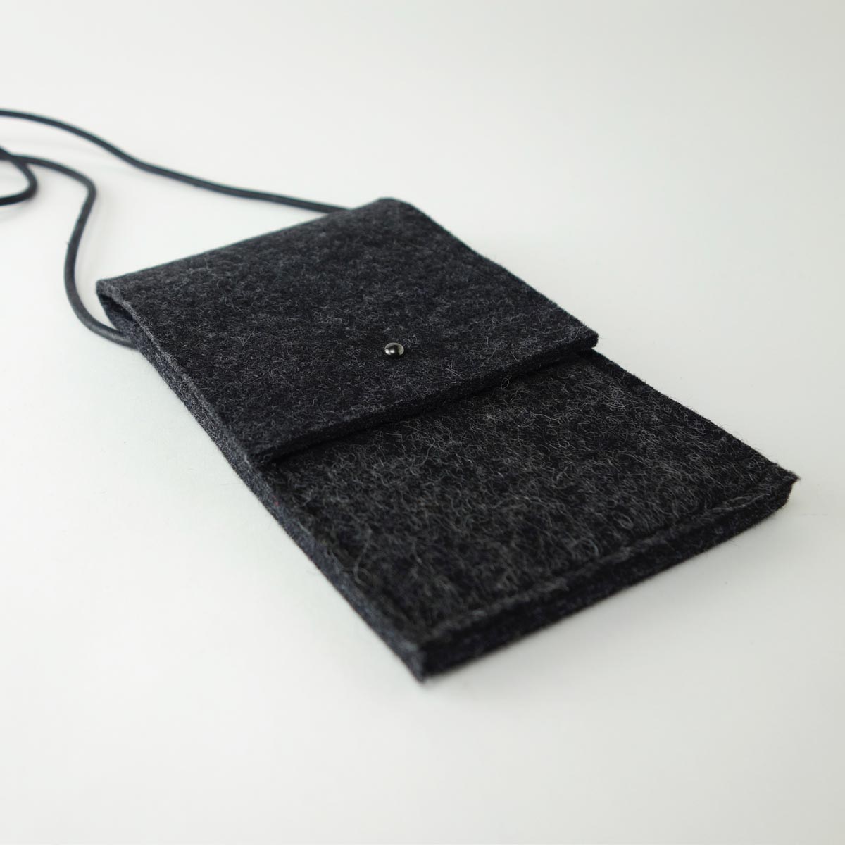 Handytasche Zum Umhaengen Aus Wollfilz Anthrazit Mit Lederband Schwarz Matilda K 3 Handytasche minimalistisch, zum Umhaengen, mit zusaetzlichem Einsteckfach, aus reinem Wollfilz Anthrazit Mit Lederband Schwarz, Verschluss mit Knopfniete