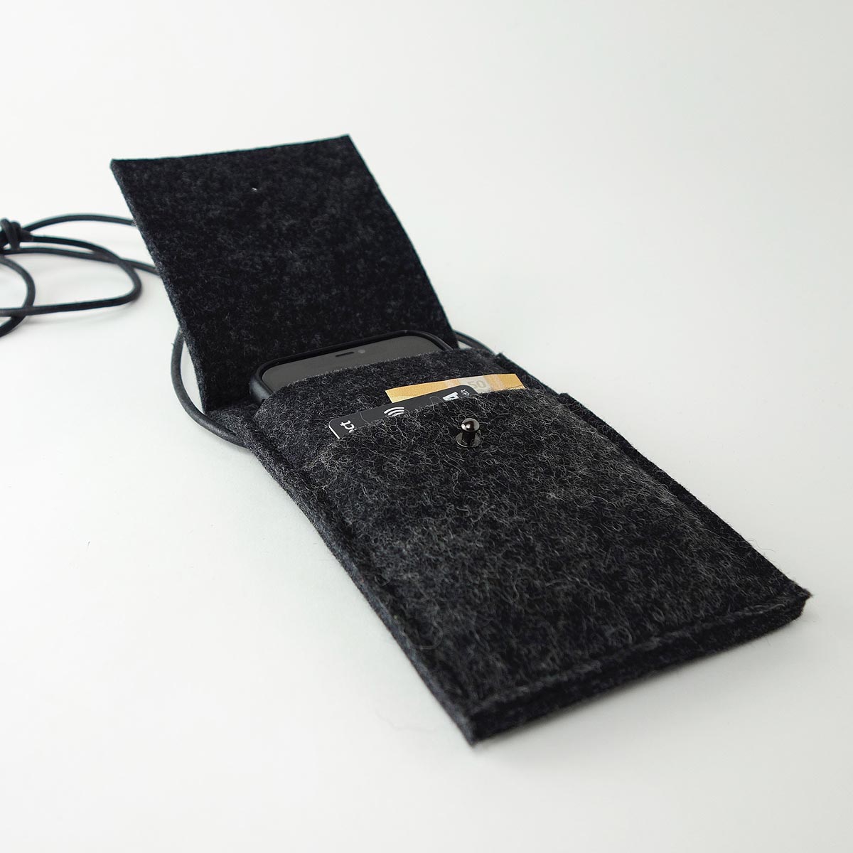 Handytasche Zum Umhaengen Aus Wollfilz Anthrazit Mit Lederband Schwarz Matilda K 4 Handytasche minimalistisch, zum Umhaengen, mit zusaetzlichem Einsteckfach, aus reinem Wollfilz Anthrazit Mit Lederband Schwarz, Verschluss mit Knopfniete