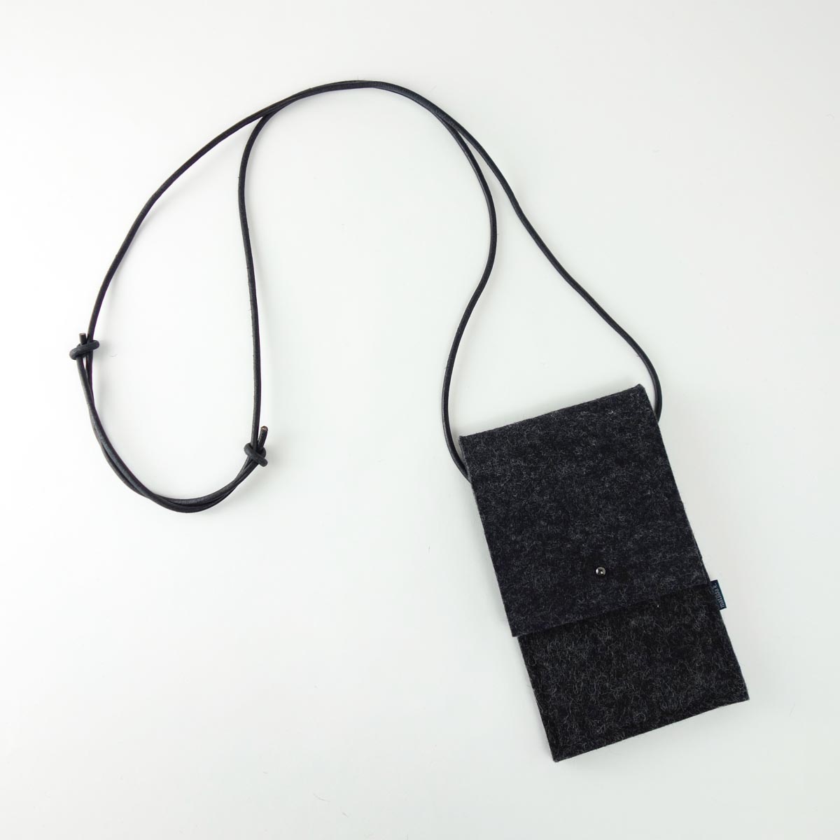 Handytasche Zum Umhaengen Aus Wollfilz Anthrazit Mit Lederband Schwarz Matilda K 6 Handytasche minimalistisch, zum Umhaengen, mit zusaetzlichem Einsteckfach, aus reinem Wollfilz Anthrazit Mit Lederband Schwarz, Verschluss mit Knopfniete