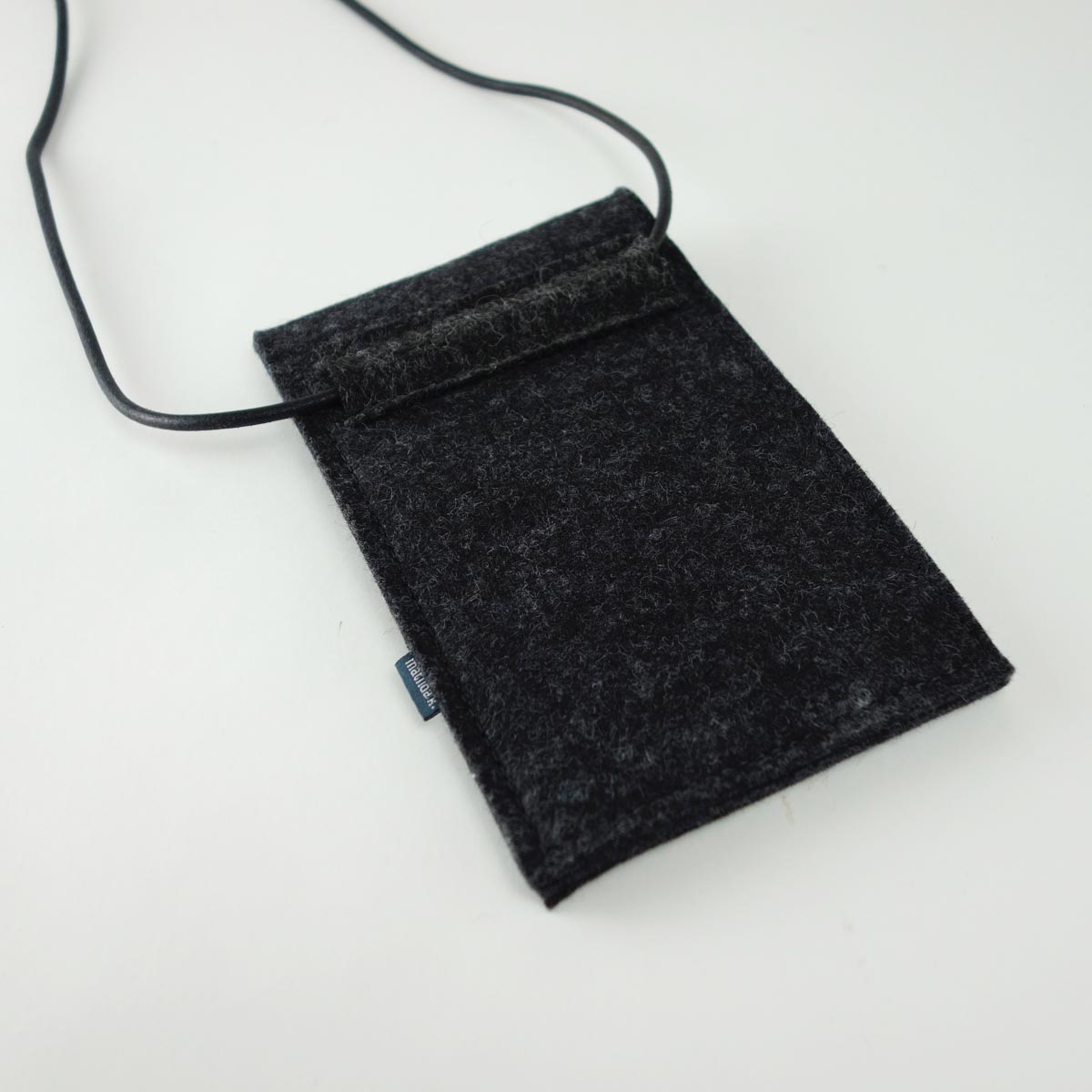 Handytasche Zum Umhaengen Aus Wollfilz Anthrazit Mit Lederband Schwarz Matilda K 7 Handytasche minimalistisch, zum Umhaengen, mit zusaetzlichem Einsteckfach, aus reinem Wollfilz Anthrazit Mit Lederband Schwarz