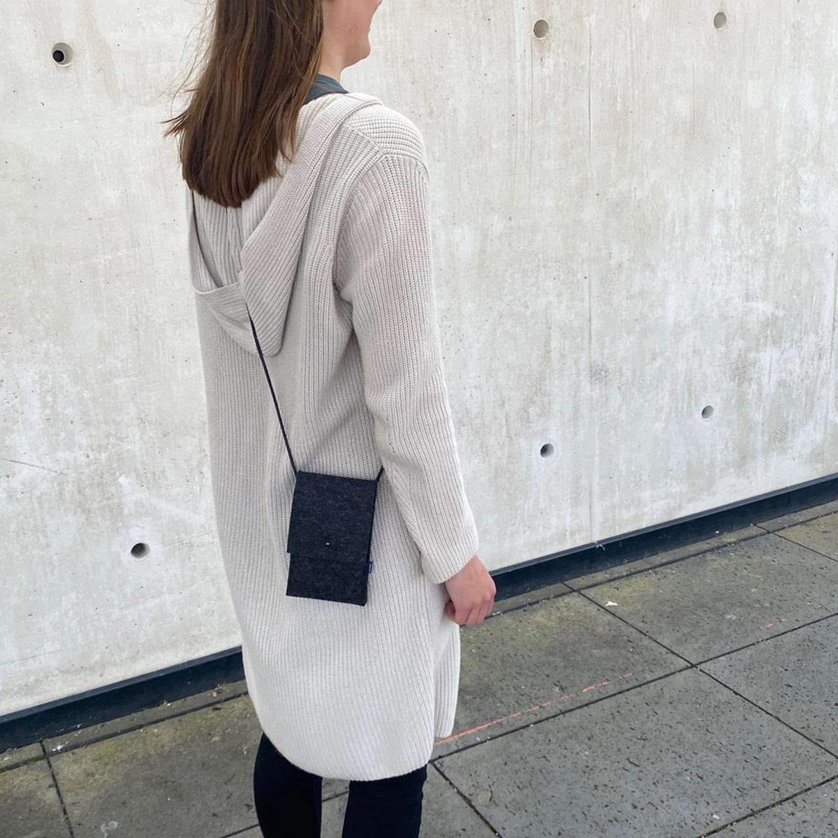 Handytasche Zum Umhaengen Aus Wollfilz Anthrazit Mit Lederband Schwarz Matilda K 8 Handytasche minimalistisch, zum Umhaengen, mit zusaetzlichem Einsteckfach, aus reinem Wollfilz Anthrazit Mit Lederband Schwarz