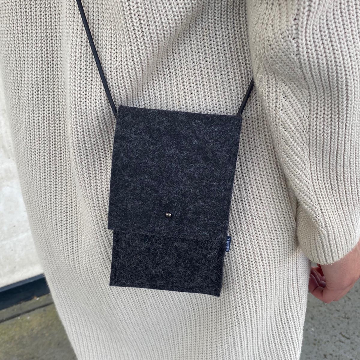 Handytasche Zum Umhaengen Aus Wollfilz Anthrazit Mit Lederband Schwarz Matilda K 9 Handytasche minimalistisch, zum Umhaengen, mit zusaetzlichem Einsteckfach, aus reinem Wollfilz Anthrazit Mit Lederband Schwarz