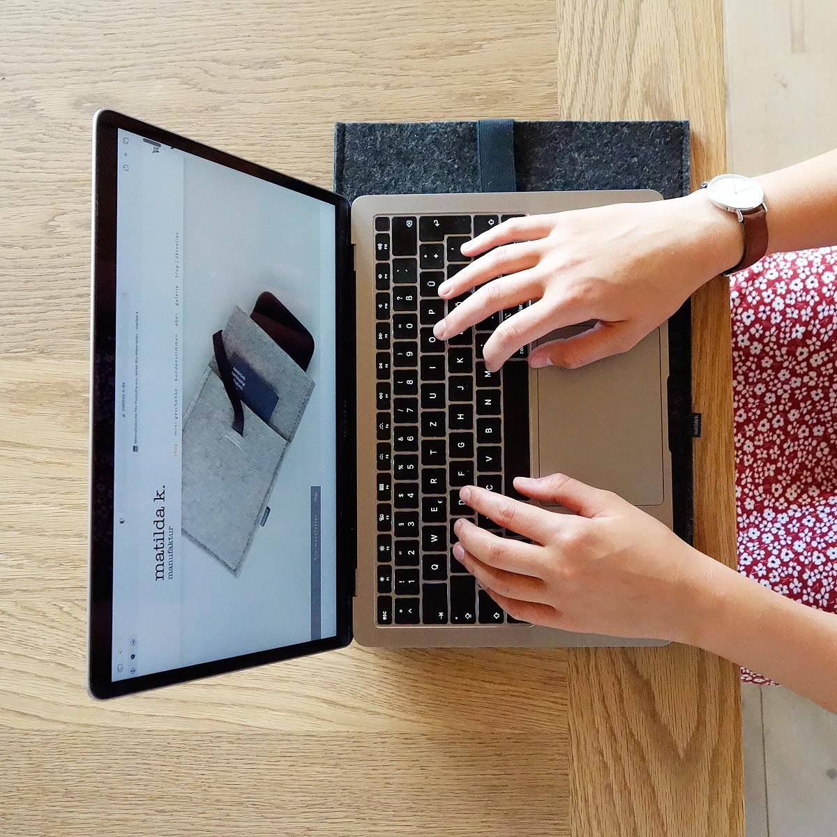 Laptophuelle Aus Wollfilz Minimalistisch Mit Einstecktasche Gummiband Apple Macbook 13 14 16 Zoll Matilda K 2 Laptophuelle Aus Wollfilz Minimalistisch Mit Einstecktasche Gummiband Apple Macbook 13 14 16 Zoll Matilda K