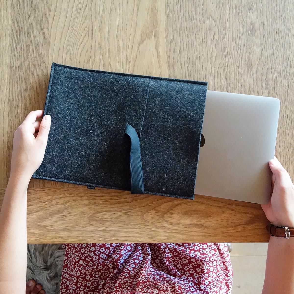 Laptophuelle Aus Wollfilz Minimalistisch Mit Einstecktasche Gummiband Apple Macbook 13 14 16 Zoll Matilda K 4 Laptophuelle Aus Wollfilz Minimalistisch Mit Einstecktasche Gummiband Apple Macbook 13 14 16 Zoll