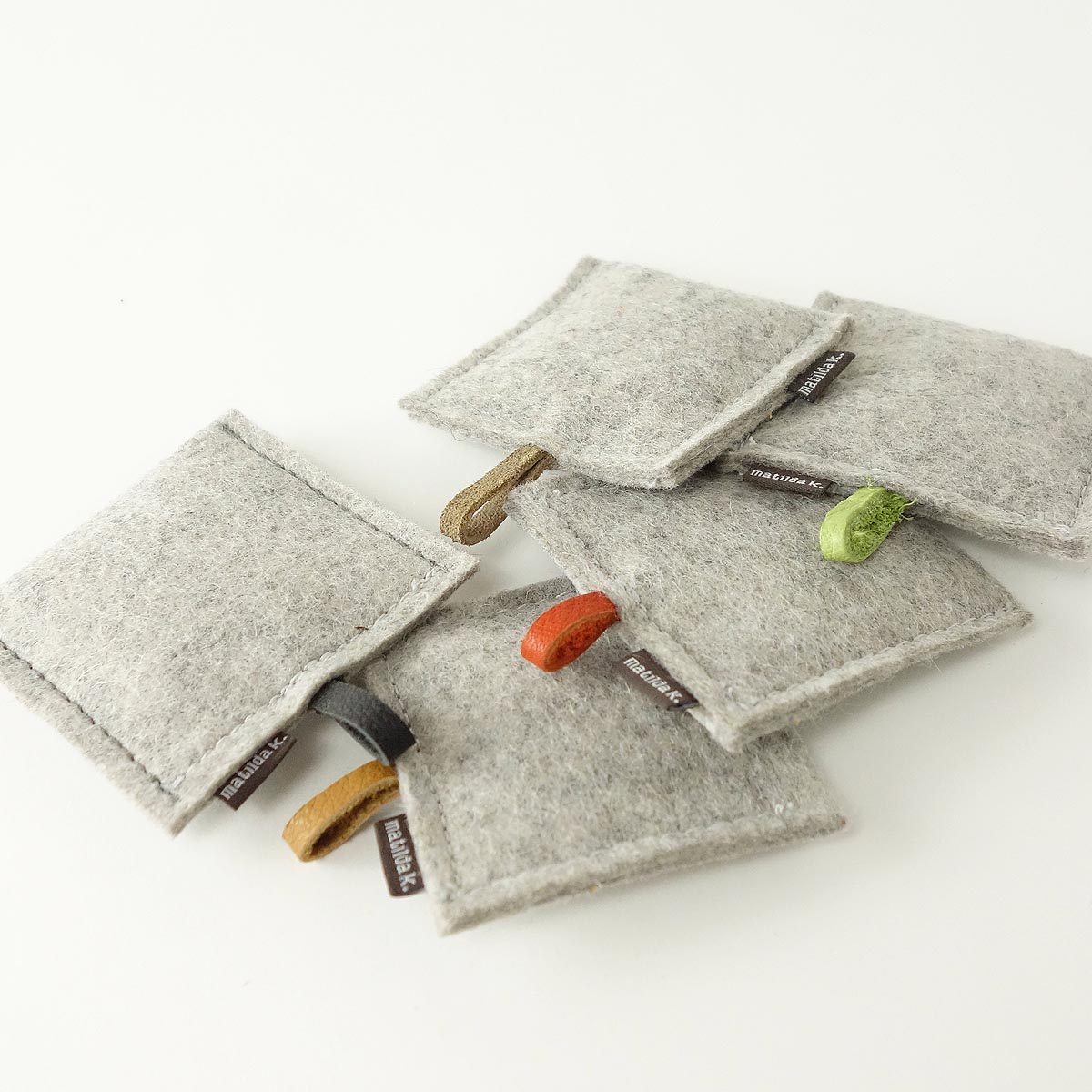 Lavendelkissen Minimalistisch Aus Wollfilz Hellgrau Mit Lederschlaufen Bunt Matilda K 1 Duftkissen mit Lavendel Minimalistisch Aus Wollfilz Mit Lederschlaufen Bunt Matilda K