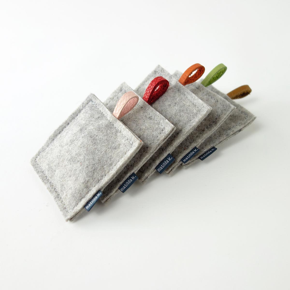 Lavendelkissen Minimalistisch Aus Wollfilz Hellgrau Mit Lederschlaufen Bunt Matilda K 5 Duftkissen mit Lavendel Minimalistisch Aus Wollfilz Mit Lederschlaufen Bunt Matilda K