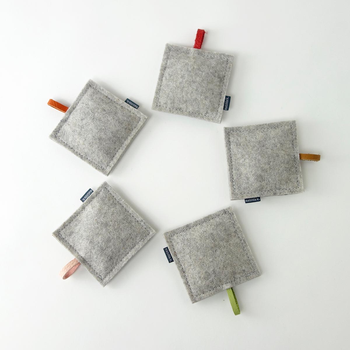 Lavendelkissen Minimalistisch Aus Wollfilz Hellgrau Mit Lederschlaufen Bunt Matilda K 7 Lavendelkissen Minimalistisch Aus Wollfilz hellgrau Mit Lederschlaufen bunt Matilda K