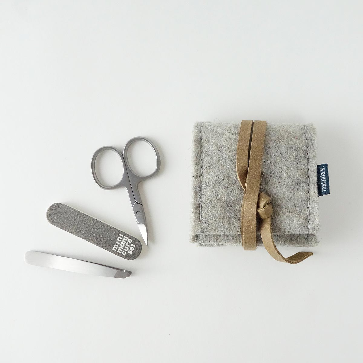 Mini Manikuere Set Aus Wollfilz Hellgrau Lederband Braun B Matilda K 1 Mini Manikuere Set Aus Wollfilz Hellgrau Lederband Braun B Matilda K