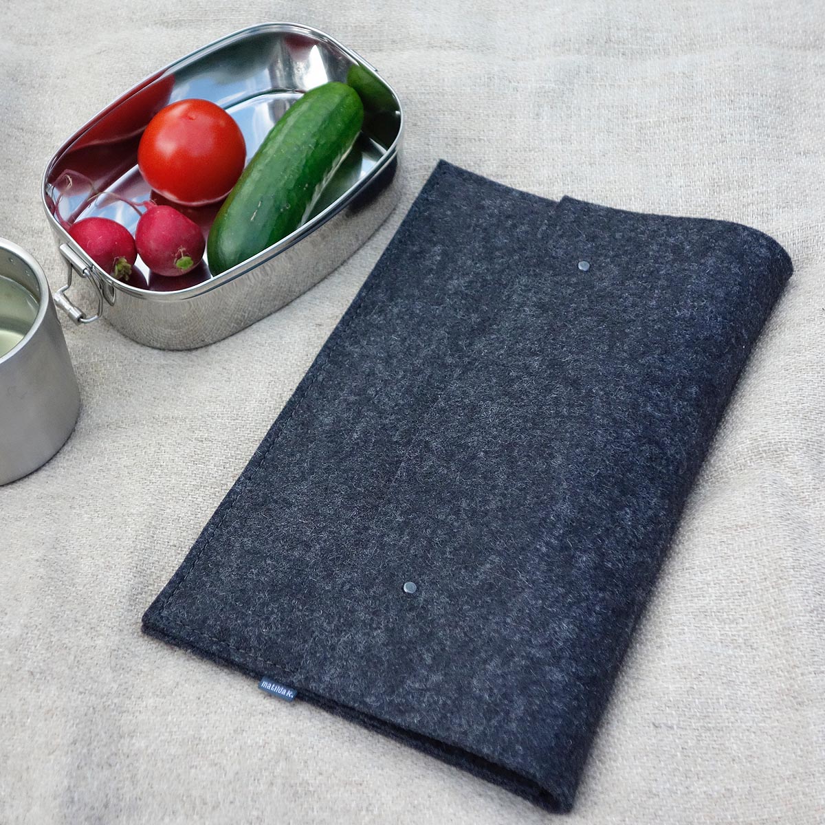 minimalistisches Picknick Set Brotzeit Set Schneidbrett Kirschholz Opinel Messer Walnuss Leinentuch Filztasche Wollfilz anthrazit braun dunkelgrau