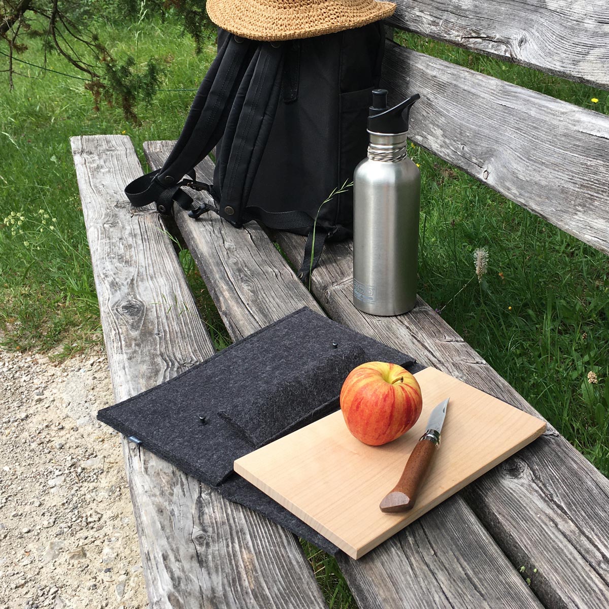 minimalistisches Picknick Set Brotzeit Set Schneidbrett Kirschholz Opinel Messer Leinentuch Filztasche Wollfilz anthrazit braun dunkelgrau