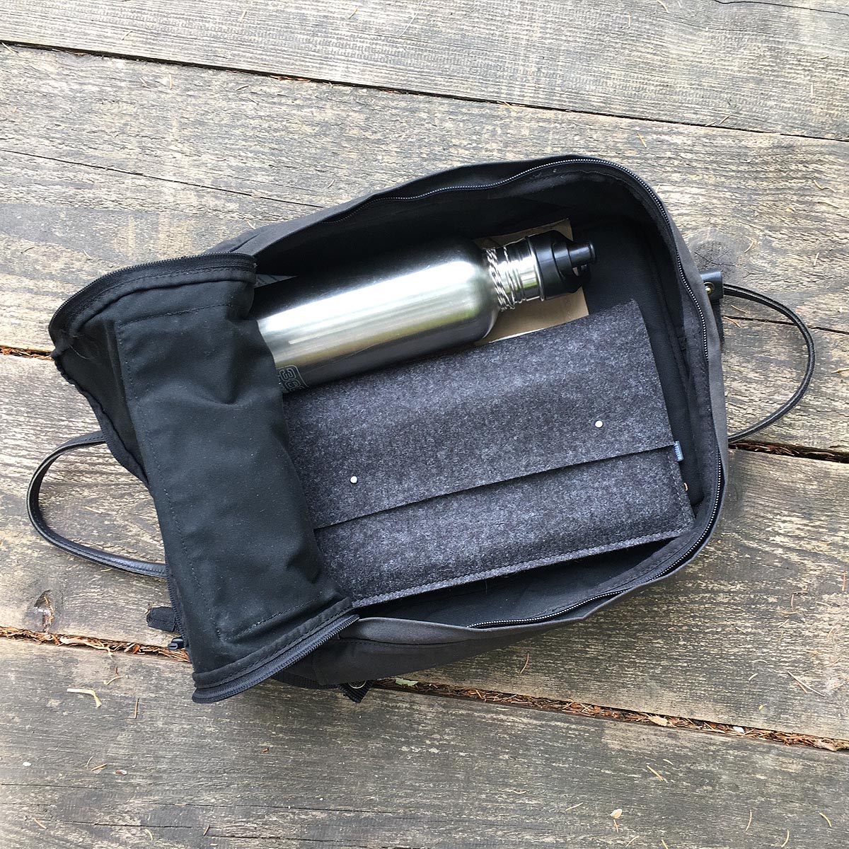 minimalistisches Picknick Set Brotzeit Set Schneidbrett Kirschholz Opinel Messer Leinentuch Filztasche Wollfilz anthrazit braun dunkelgrau