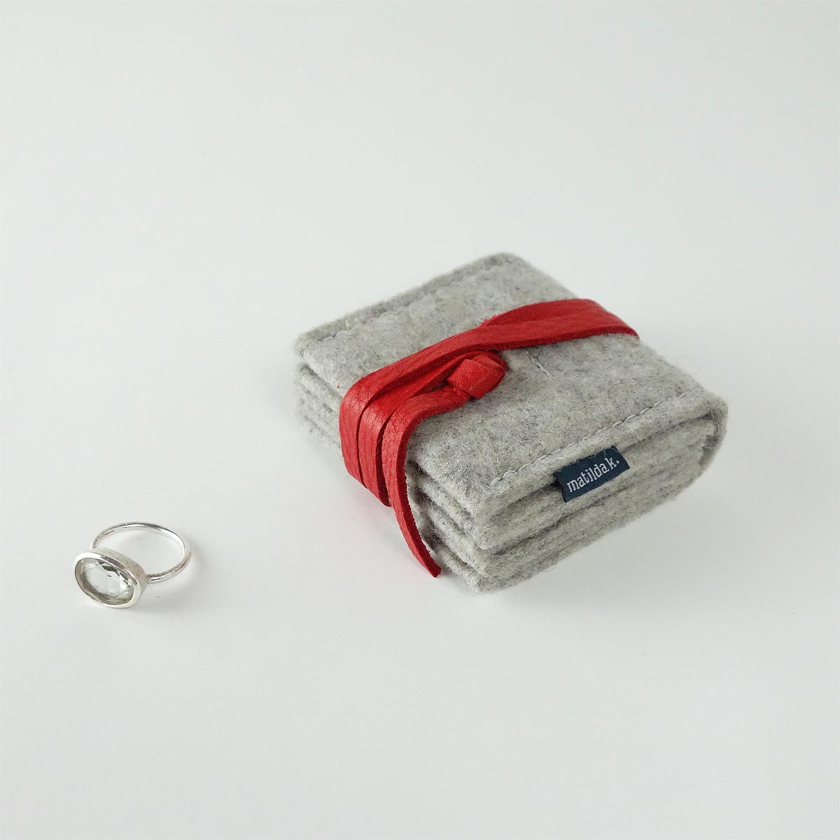 Schmuckaufbewahrung Aus Wollfilz Hellgrau Klein Lederband Rot Matilda K 1