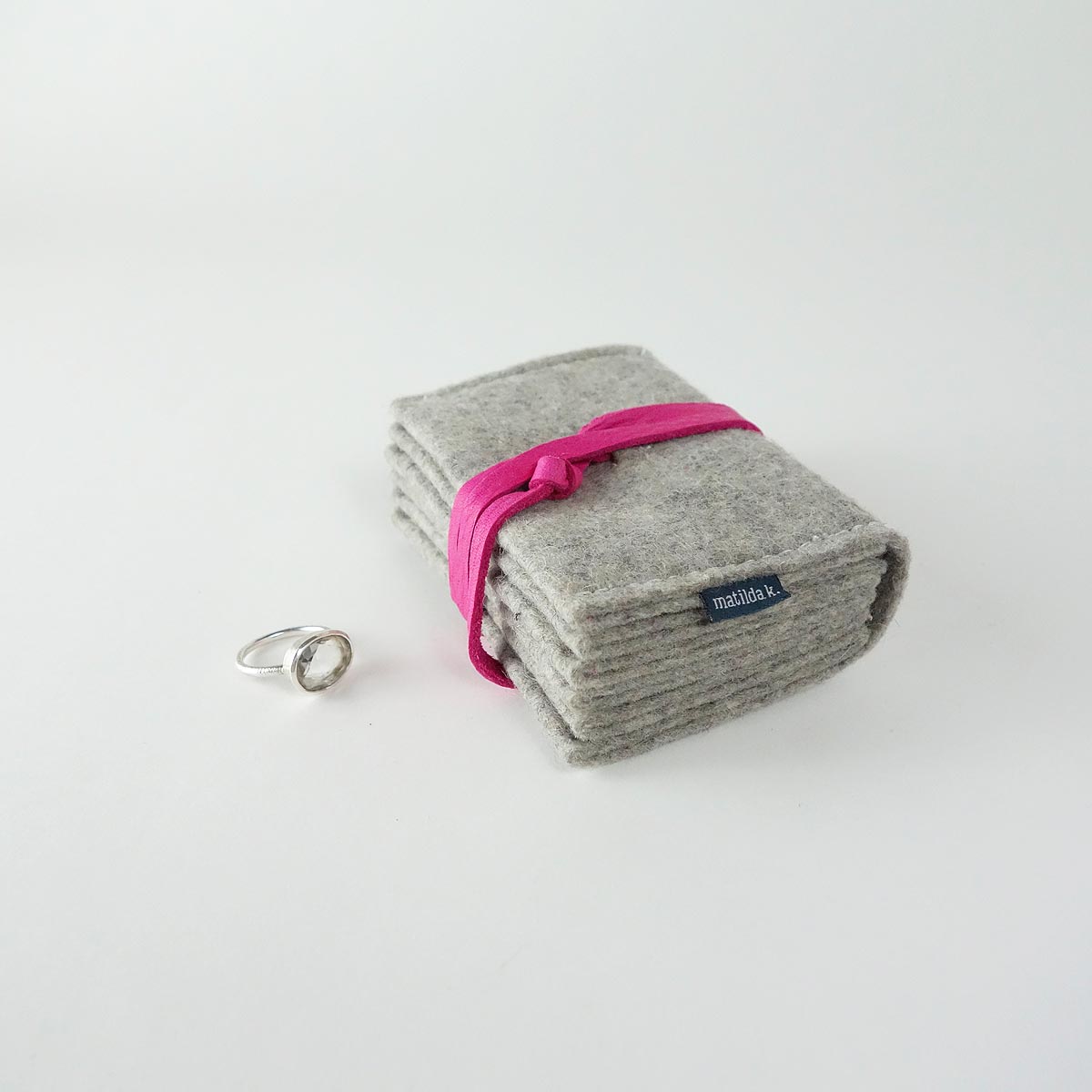 Schmuckaufbewahrung M Minimalistisch Aus Wollfilz Hellgrau Lederband Pink Matilda K