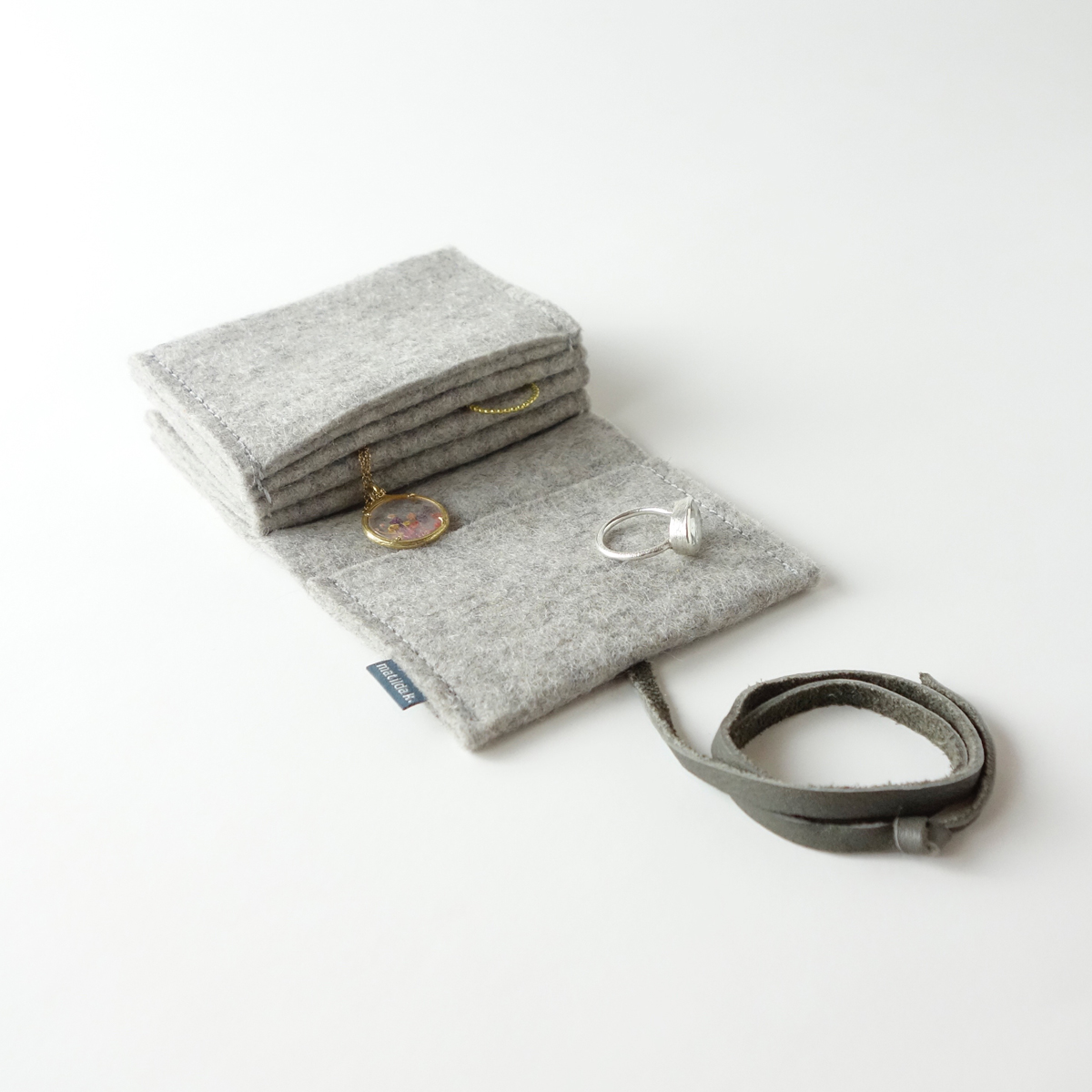 Schmucktasche M Minimalistisch Aus Wollfilz Hellgrau Lederband Grau Matilda K