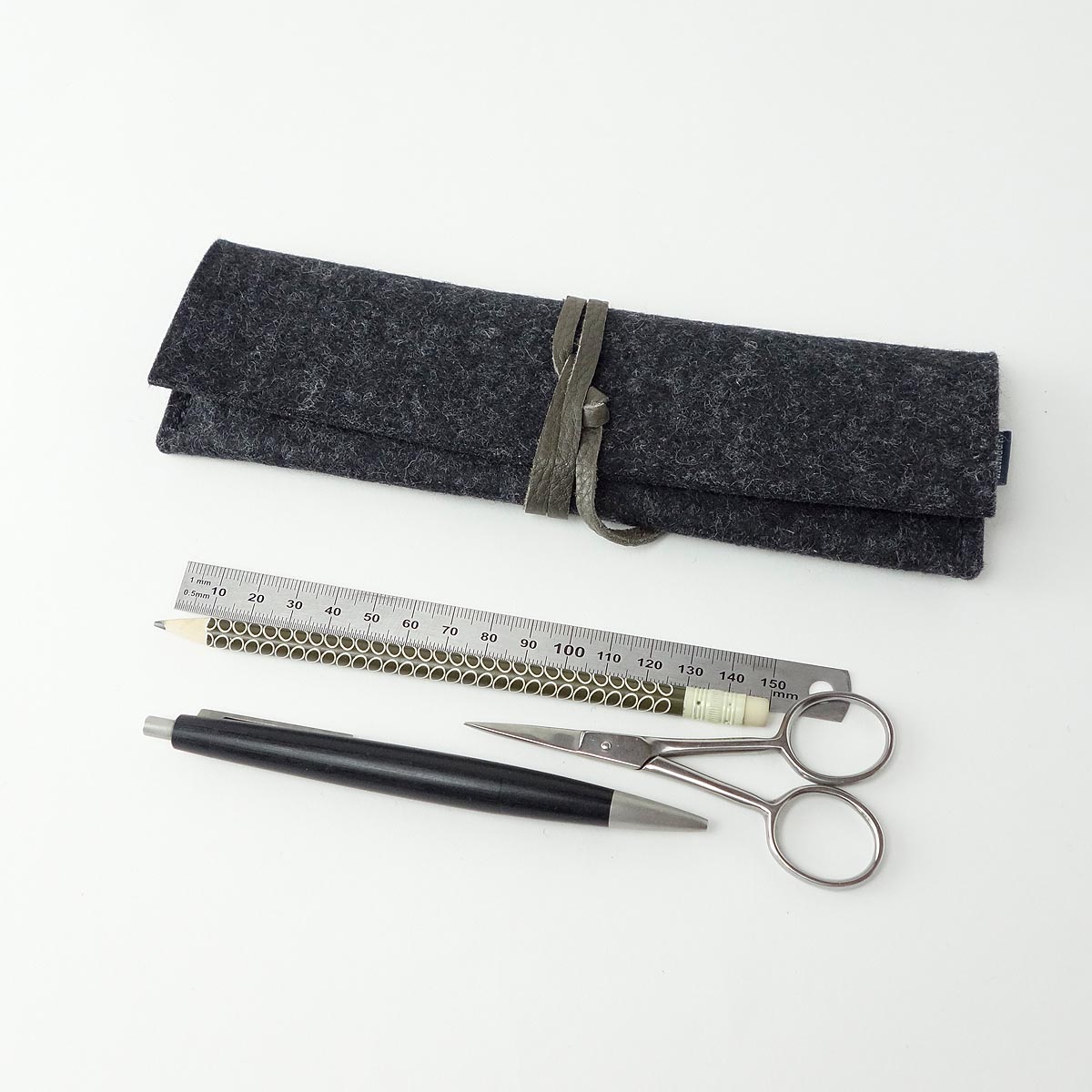 Stiftemaeppchen Aus Wollfilz Anthrazit Lederband Grau Matilda K 2 Stiftemaeppchen Aus Wollfilz Anthrazit Lederband Grau Matilda K