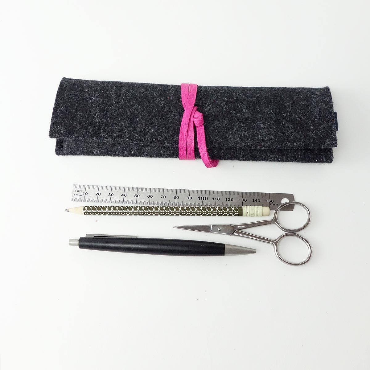 Stiftemaeppchen Aus Wollfilz Anthrazit Lederband Pink Matilda K 2 Stiftemaeppchen Aus Wollfilz Anthrazit Lederband Pink Matilda K