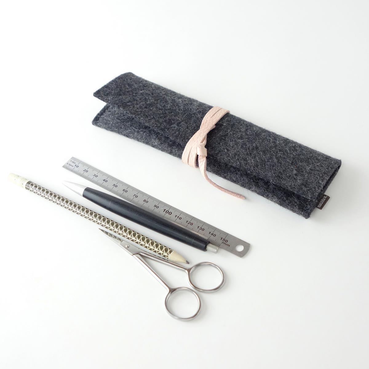 Stiftemaeppchen Aus Wollfilz Anthrazit Lederband Rosa Matilda K 4 Stiftemaeppchen Aus Wollfilz Anthrazit Lederband Rosa Matilda K