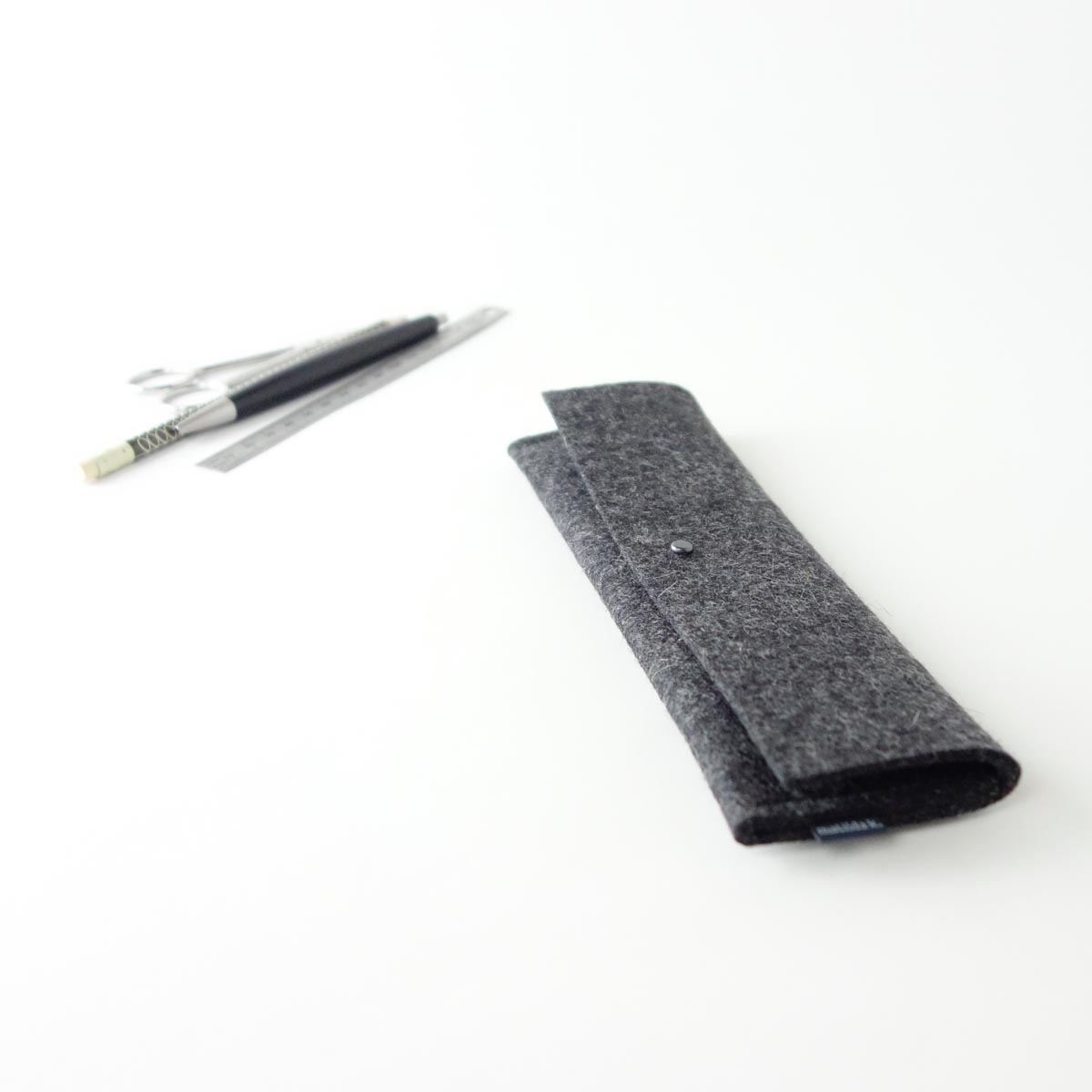 Stiftemaeppchen Aus Wollfilz Anthrazit Mit Knopfniete Matilda K