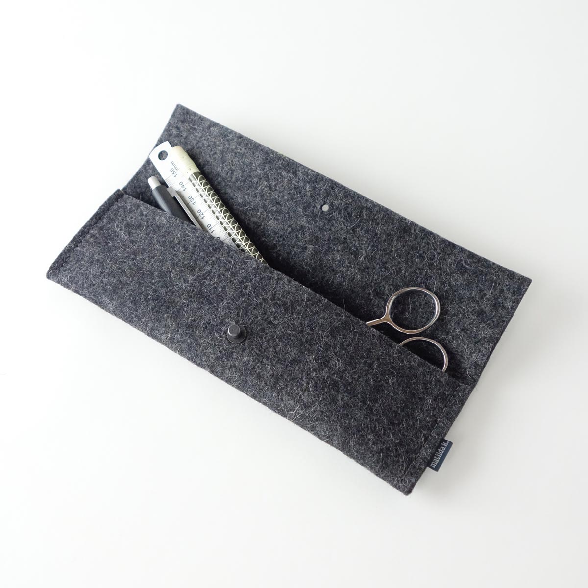 Stiftemaeppchen Aus Wollfilz Anthrazit Mit Knopfniete Matilda K