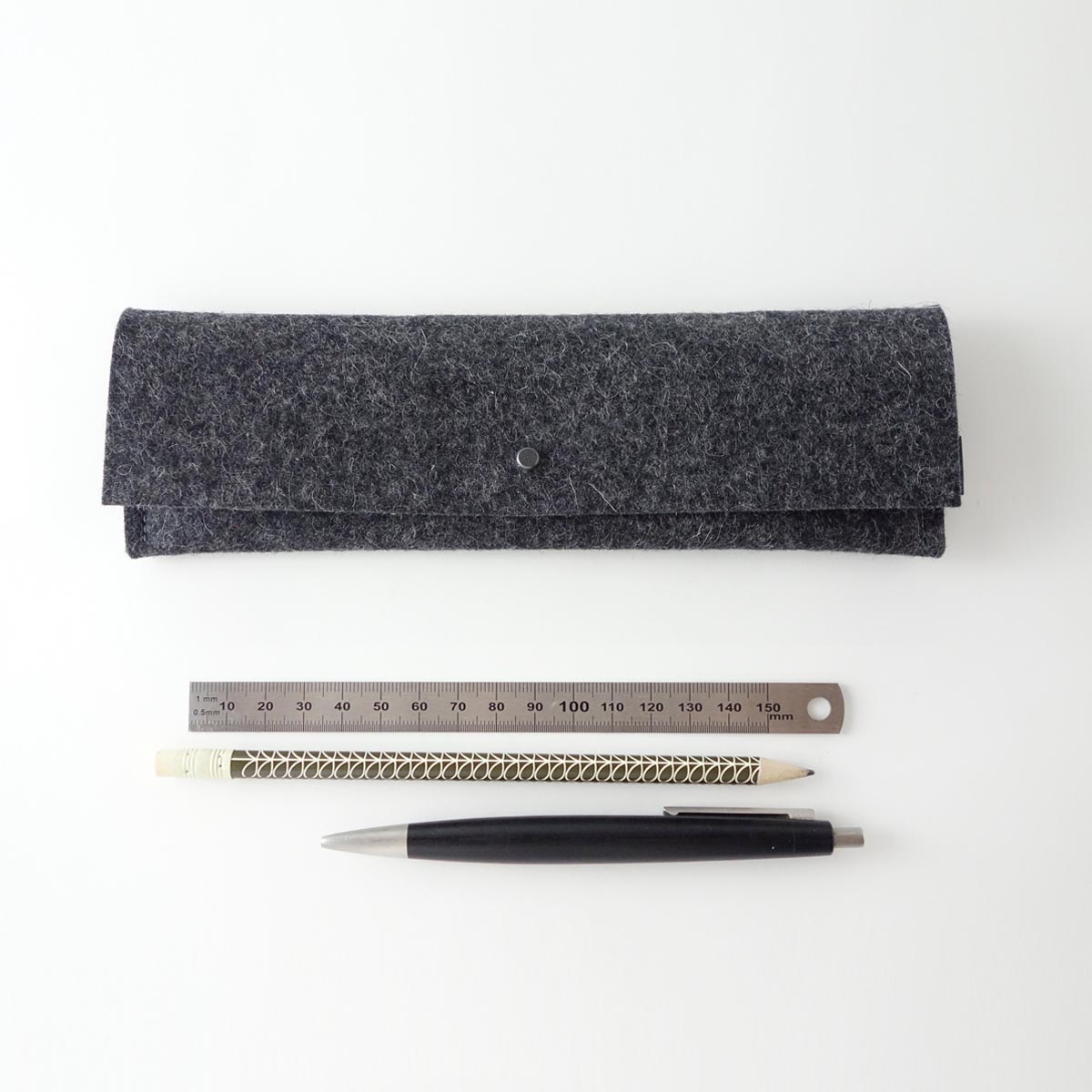 Stiftemaeppchen Aus Wollfilz Anthrazit Mit Knopfniete Matilda K