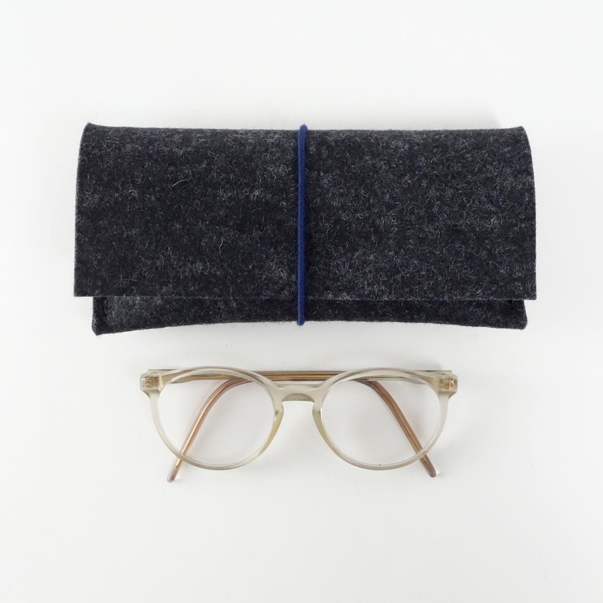 Brillenetui Aus Wollfilz Anthrazit Mit Bio Rundgummi Dunkelblau Matilda K brillenetui-aus-wollfilz-anthrazit-mit-bio-rundgummi-dunkelblau-matilda-k