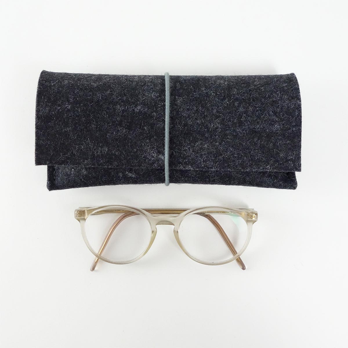 Brillenetui Aus Wollfilz Anthrazit Mit Bio Rundgummi Grau Matilda K brillenetui-aus-wollfilz-anthrazit-mit-bio-rundgummi-grau-matilda-k