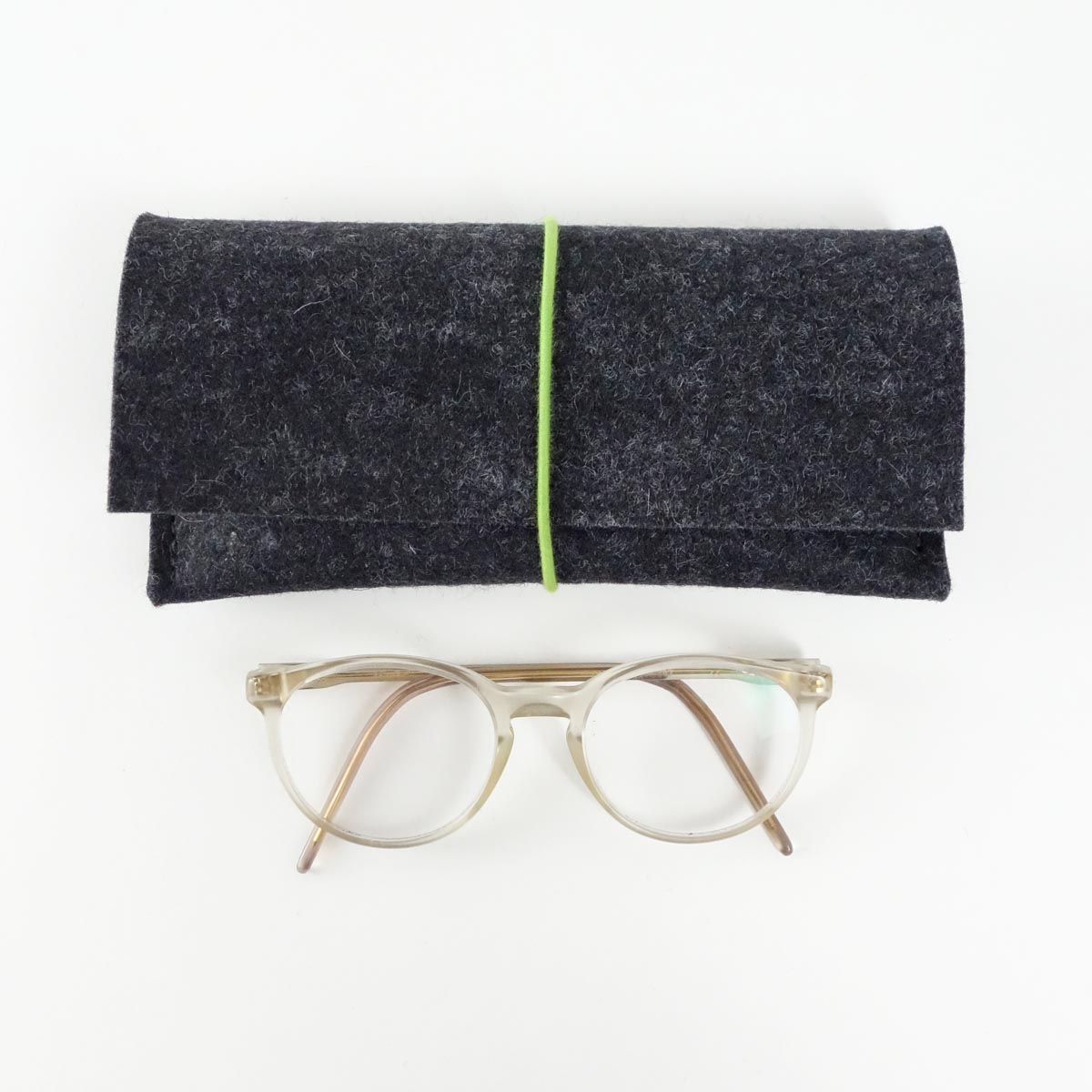 Brillenetui Aus Wollfilz Anthrazit Mit Bio Rundgummi Hellgruen Matilda K brillenetui-aus-wollfilz-anthrazit-mit-bio-rundgummi-hellgruen-matilda-k