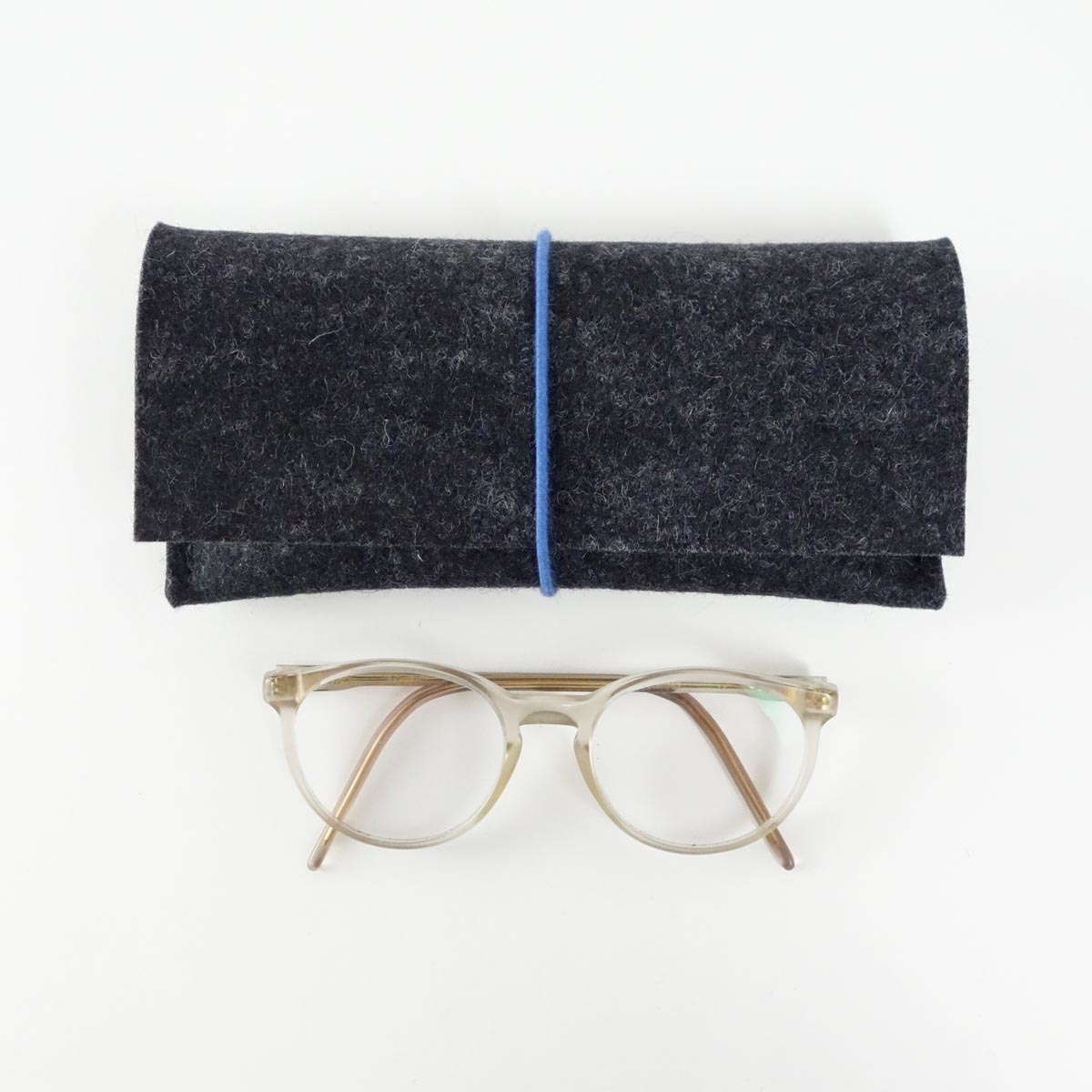 Brillenetui Aus Wollfilz Anthrazit Mit Bio Rundgummi Mittelblau Matilda K brillenetui-aus-wollfilz-anthrazit-mit-bio-rundgummi-mittelblau-matilda-k
