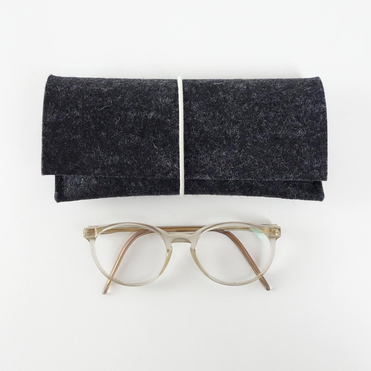 Brillenetui Aus Wollfilz Anthrazit Mit Bio Rundgummi Natur Matilda K brillenetui-aus-wollfilz-anthrazit-mit-bio-rundgummi-natur-matilda-k