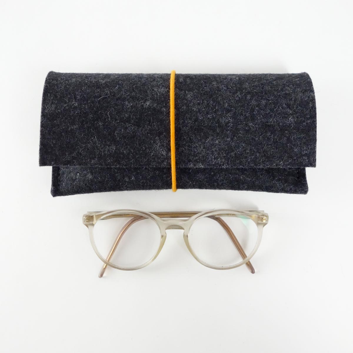 Brillenetui Aus Wollfilz Anthrazit Mit Bio Rundgummi Orange Matilda K brillenetui-aus-wollfilz-anthrazit-mit-bio-rundgummi-orange-matilda-k